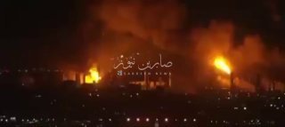 #عاجـــــــــــــــل | بالفيديو مشاهد لاندلاع حريق كبير في مصفاة إل سيغوندو، بول…