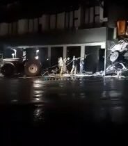 بالفيديو صهريج يصطدم بعدة متاجر عند تقاطع بوابة عربت في السليمانية…