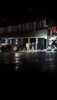 بالفيديو صهريج يصطدم بعدة متاجر عند تقاطع بوابة عربت في السليمانية…