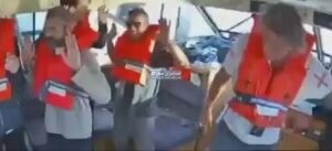 بالفيديو مشاهد مباشرة من ⁧أسطول الصمود⁩ توثّق اعتقال ناشطين وإخراجهم من إحدى الس…