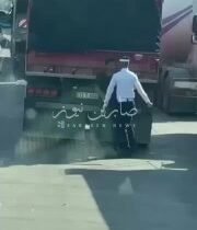 بالفيديو || المتداولضابط مرور يعتدي على سائق شاحنة في سيطرة الشعب ببغداد….