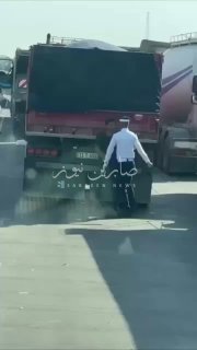 بالفيديو || المتداولضابط مرور يعتدي على سائق شاحنة في سيطرة الشعب ببغداد….