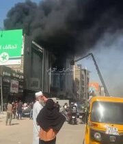 بالفيديواندلاع حريق كبير بمبنى تجاري في شارع الربيعي بمنطقة زيونة ببغداد….