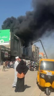 بالفيديواندلاع حريق كبير بمبنى تجاري في شارع الربيعي بمنطقة زيونة ببغداد….