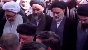 بدء الصلاة على جثمان العلوية  الجليلة عقيلة الامام السيستاني دام ظله في مرقد الا…