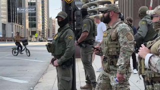 بالفيديو فشل أكثر من عشرة جنود أمريكيين في الإمساك بعامل توصيل بدراجة في مطاردة …