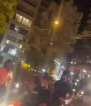 لبنانتجمعات شعبية غاضبة أمام منزل العميل الصهيوني مروان حمادة احتجاجاً على تصريح…