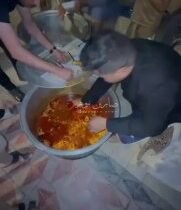 بالفيديو مواطنون يوزعون “الثواب” لوجه الله وعلى روح السيد حسن نصر الله (رض) في م…