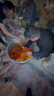 بالفيديو مواطنون يوزعون “الثواب” لوجه الله وعلى روح السيد حسن نصر الله (رض) في م…