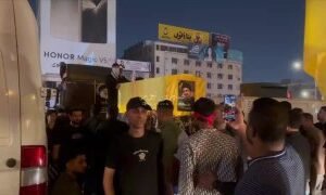 النعش الرمزي لسيد شهداء المقاومة وسط ساحة التحرير ولا يحتاج ننصبلك بعد تمثال  شك…