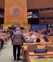 بالفيديو بهذه الطريقة غادر الوفد الكولومبي مقر الأمم المتحدة عند بدء كلمة المجرم…