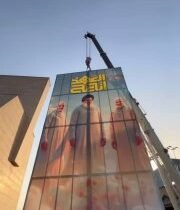 على نصب التحرير..رفع صورة طولية لسيد شهداء المقاومة الى جانب قادة النصر الشهداء …