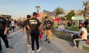 في مشهد انساني لافت، احد جرحى ابطال الحشد الشعبي بساق اصطناعي يستقبل الوافدين ال…