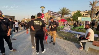 في مشهد انساني لافت، احد جرحى ابطال الحشد الشعبي بساق اصطناعي يستقبل الوافدين ال…