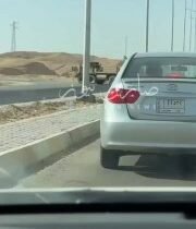 شاهد | بالفيديوعجلات الاحتلال الامريكي تقطع الطريق وتعبر الرصيف مما تسبب بحالة ا…