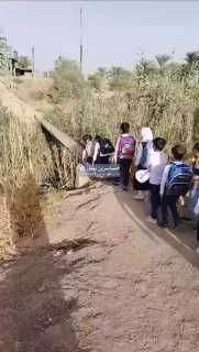 بالفيديو المتداول عبور طلاب من قرية الحلابسة في بغداد على “بوري” حديدي من أجل ال…