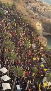 سيل بشري يهتف بنداء #لبيك_يا_نصرالله ضمن منطقة الروشة في بيروت…