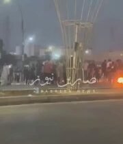 تحديث || بالفيديو استمرار حرق الاطارات وقطع الشوارع من قبل احد العشائر في محافظة…