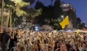 بالفيديو جانب من تظاهرة قرب مقر إقامة المجرم “النتن ياهو” في القدس المحتلة، للمط…