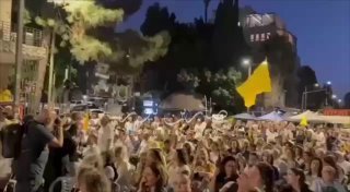 بالفيديو جانب من تظاهرة قرب مقر إقامة المجرم “النتن ياهو” في القدس المحتلة، للمط…