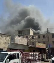 تحديثتوسع الحريق بشكل كبير، وفرق الدفاع المدني لم تصل بعد إلى موقع الحريق. بالصو…