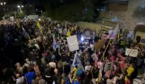 بالفيديو آلاف الصهاينة المغتصبين ينطلقون بمسيرة نحو منزل نتنياهو في القدس للمطال…