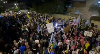 بالفيديو آلاف الصهاينة المغتصبين ينطلقون بمسيرة نحو منزل نتنياهو في القدس للمطال…