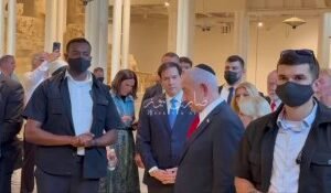 معتمراً الكيبا الصهيونية..  وزير خارجية العدو الاميركي ماروكو روبيو يستقبل نتنيا…