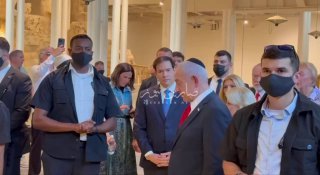 معتمراً الكيبا الصهيونية..  وزير خارجية العدو الاميركي ماروكو روبيو يستقبل نتنيا…