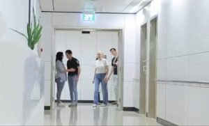 الجاسوسة الصهيونية اليزابيث تسوركوف تصل الكيان الصهيوني بتقنية الـ VAR  تغريدة س…