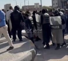 بالفيديو توتر وتدافع بين القوات الامنية والخريجين المطالبين بالتعيين امام شركة ن…