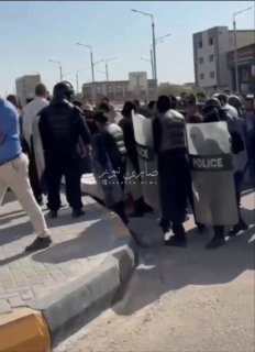 بالفيديو توتر وتدافع بين القوات الامنية والخريجين المطالبين بالتعيين امام شركة ن…