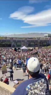 تعرض الصحفي الأمريكي “تشارلي كيرك” لهجوم مسلح أثناء إلقائه كلمة في جامعة وادي ي…