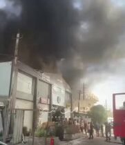 تحديثفرق الدفاع المدني تكافح لإخماد النيران المندلعة في مجمع مشن في منطقة الكراد…