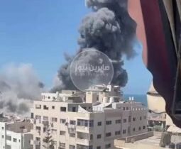فلسطين المحتلة طيران الاحتلال الصهيوني يستهدف برج “طيبة 2” غربي مدينة غزة. الجيش…