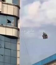 بالفيديو موظفو الحكومة النيبالية يفرون من العاصمة كاتماندو، متمسكين بطائرة هليكو…