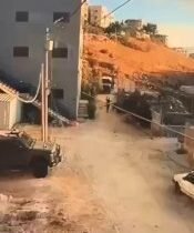 فلسطين المحتلة جنود الاحتلال الصهيوني يجبرون فلسطينيًا على الخروج من منزله في حي…