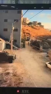 فلسطين المحتلة جنود الاحتلال الصهيوني يجبرون فلسطينيًا على الخروج من منزله في حي…