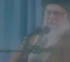 فَاقَ النَّبِيِّينَ فِي خَلْقٍ وَفِي خُلُقٍ ‏وَلَمْ يُدَانُوهُ فِي عِلْمٍ وَلَا …