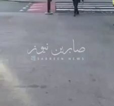 موظف في مطار هيثرو بلندن يبلغ المسافرين باخلاء صالة المغادرة لوجود حدث امني في ا…