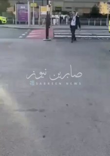 موظف في مطار هيثرو بلندن يبلغ المسافرين باخلاء صالة المغادرة لوجود حدث امني في ا…