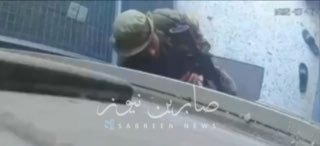 سوريا المحتلة: فيديو يوثق لحظة اقتحام منزل المواطن سمير حمود عكوان من قِبل عصابا…