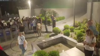 ‏المعارضة في تركيا تدعو للتظاهر بعد حصار الشرطة التركية لمقرها في إسطنبول  بالفي…