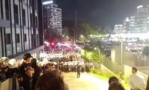 بالفيديو توتر امني واستمرار الاحتجاجات الضخمة للمعارضة التركية في اسطنبول بالفي…