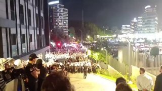 بالفيديو توتر امني واستمرار الاحتجاجات الضخمة للمعارضة التركية في اسطنبول بالفي…