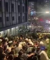 بالفيديو إشتباكات بين قوات اردوغان والمتظاهرين في اسطنبول بعد اقتحام الشرطة لمبن…