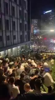 بالفيديو إشتباكات بين قوات اردوغان والمتظاهرين في اسطنبول بعد اقتحام الشرطة لمبن…