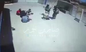 سوريا في ظل حكم عصابات الجولاني الارهابية كاميرا مراقبة توثق محاولة تصدي الطفل ي…