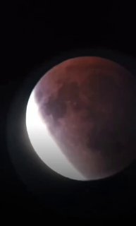 بدء تحوّل القمر إلى اللون الأحمر بفعل مرور ضوء الشمس عبر الغلاف الجوي للأرض، ال…