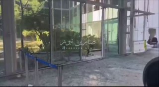 اعلام العدوانفجرت الطائرة بدون طيار اليمنية بشكل مفاجئ في قاعة ركاب القادمين بمط…